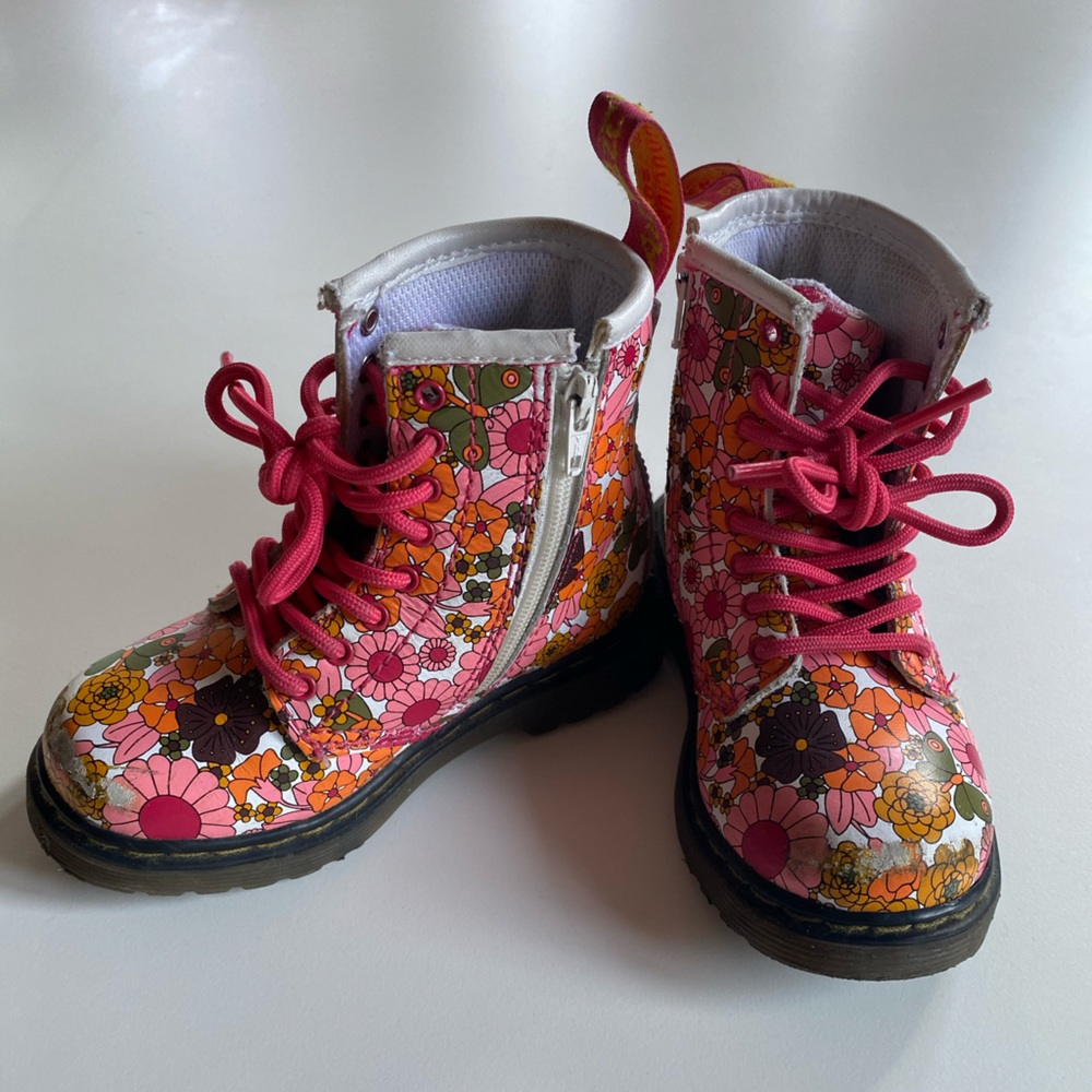 Dr. Martens Kids boot US 7 pink floral